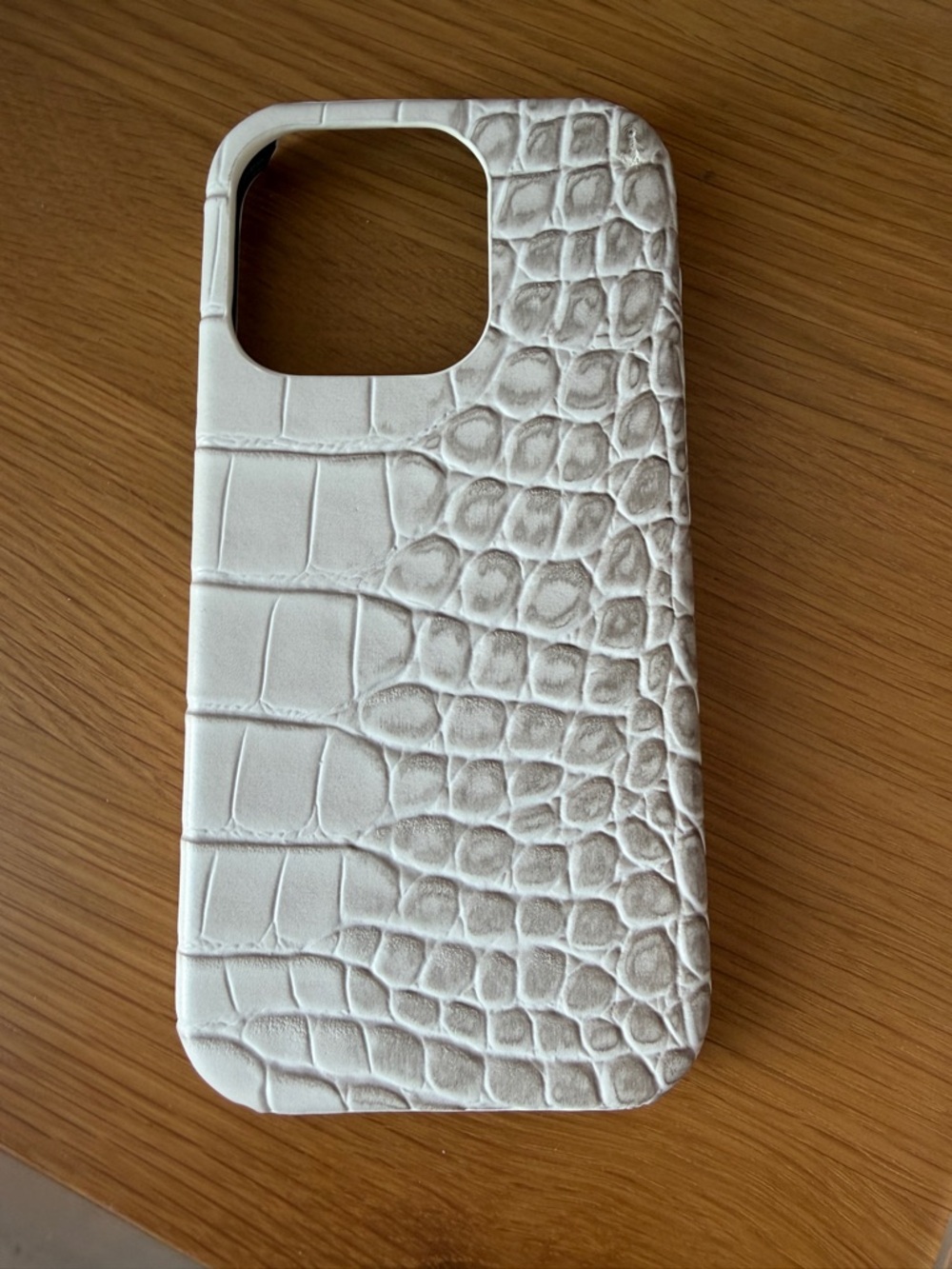 White Croc-Texture Phone Case – Stylish Protection for iPhone 15 pro